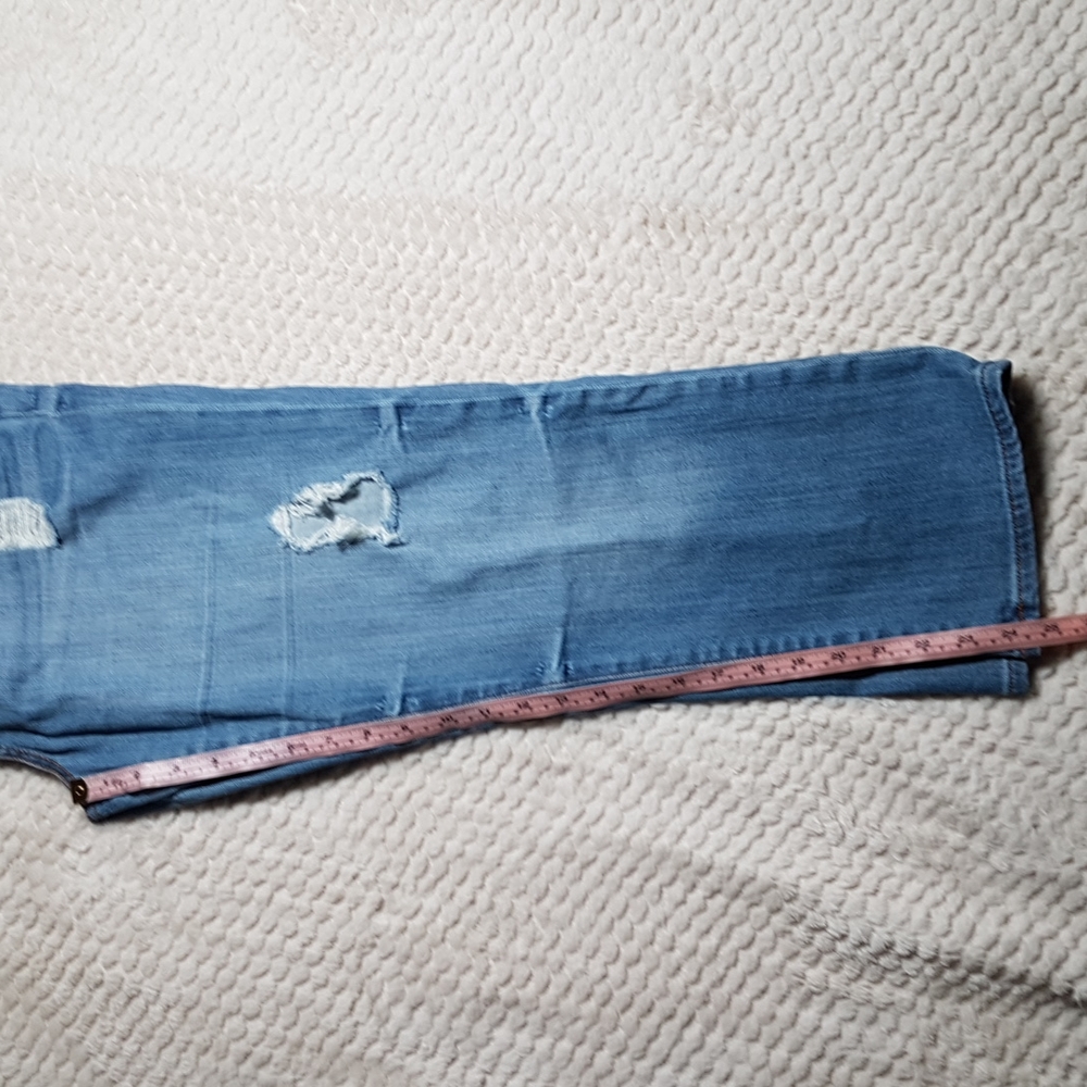 Distressed Cropped Jeans - Picture 6 of 8